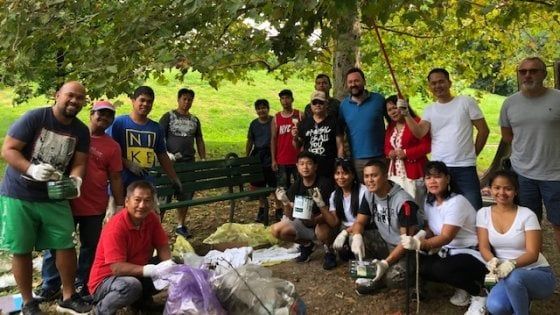 Varese, la comunità filippina ripulisce il parco pubblico dopo le feste d'agosto per 'ringraziare' la città 