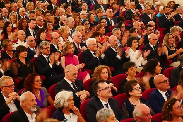 Il lungo applauso per Mattarella al teatro "Galli" di Rimini