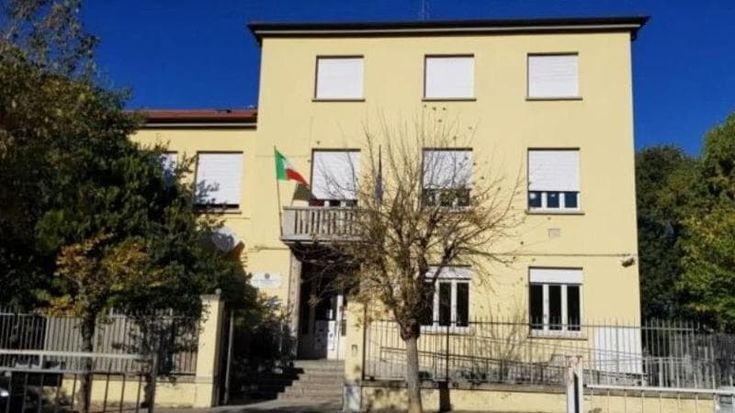 Voghera, nonno entra nella scuola elementare e schiaffeggia uno studente: “Bullizza mia nipote”
