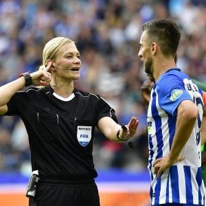 Germania, debutto storico a Berlino: prima volta di un arbitro donna