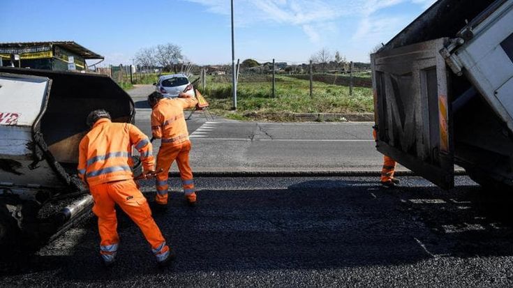 Il governo taglia del 70% i fondi per le strade provinciali: “Li usano per il Ponte sullo Stretto”