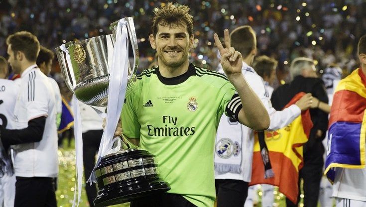 L'uscita di Iker Casillas: "Sono gay, rispettatemi". Puyol: "È ora di raccontare di noi". Poi l'ex portiere cancella il tweet provocatorio e si scusa