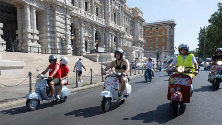 Roma invasa dalle Vespe, per gli 80 anni dell’icona del gruppo Piaggio