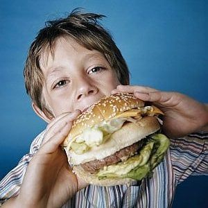 L'Oms si mobilita: "Basta con le pubblicità di junk food rivolte ai bambini”