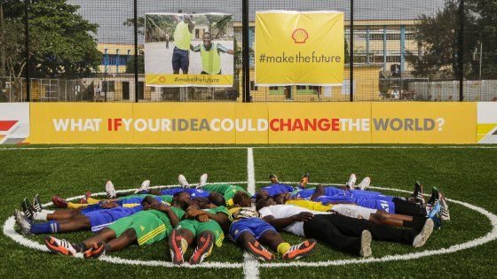 Il campo di calcio nigeriano che illumina una città.