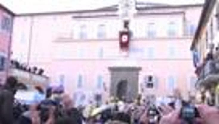 Dimissioni Papa, il saluto dei fedeli a Castel Gandolfo 