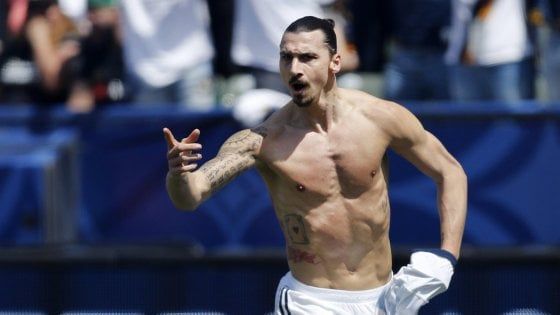 Ibrahimovic snobba Ronaldo: "Bella rovesciata, la provi da 40 metri"