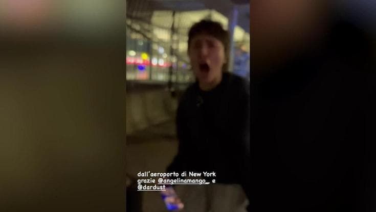 Madame urla di gioia in aeroporto per la vittoria di Angelina Mango a Sanremo 2024