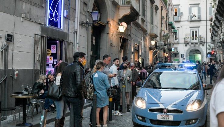 Napoli, a una settimana dalla zona bianca torna l’allarme movida: risse, violenza e feste in strada