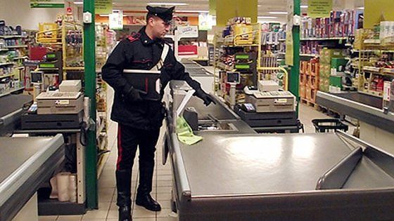 Fa la spesa col bancomat rubato ma "passa" anche la sua tessera punti: denunciato   
