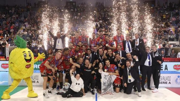 Volley, Perugia vince la Supercoppa: Civitanova battuta al tie break dopo una rimonta super