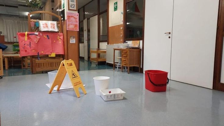 Furti di rame nelle scuole a Niguarda: infiltrazioni e aule chiuse, la protesta dei genitori