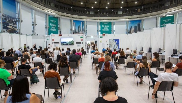 Covid, in Lombardia un nuovo positivo su due non ha alcun sintomo: "Ma non abbassiamo la guardia, il virus continua a girare"  
