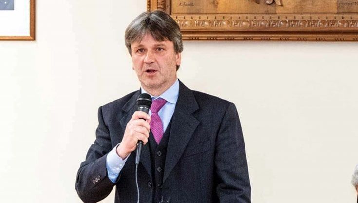 Il sindaco scapolo organizza una passerella in piazza per eleggere la sua first lady. Ed è polemica sul manifesto sessista