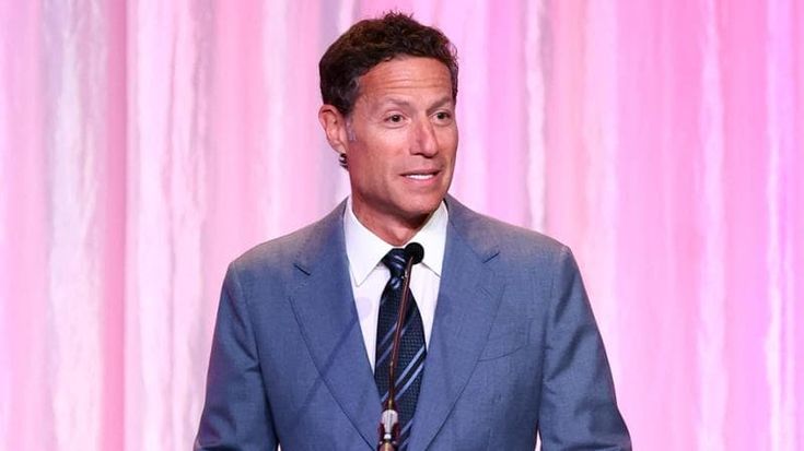 Milano, tentato furto al manager Usa Mark Shapiro: cercano di rubargli gioielli per 1 milione