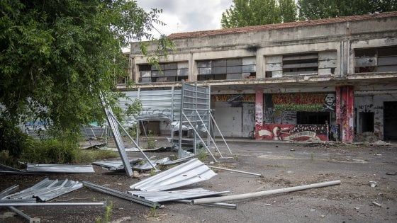 Bologna, incursione degli attivisti nel cantiere in via Fioravanti. Merola: "Devastazione"