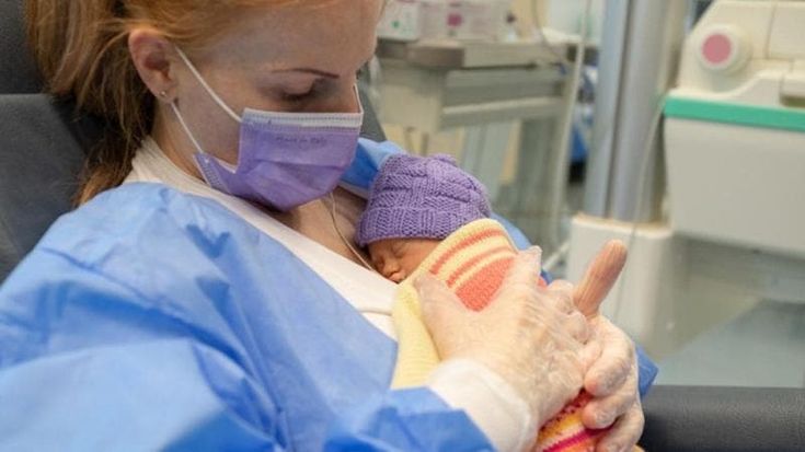 Assegno unico, il governo toglie l’obbligo dei due anni di residenza e dei figli in Italia