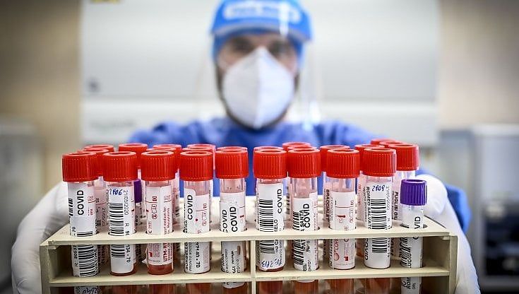Covid, in Puglia 1.206 positivi e 3 vittime. Negli ospedali 271 pazienti: occupazione dei posti letto al 9%