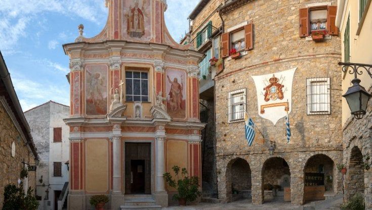 Liguria, la contesa a tre per la poltrona di principe di un principato fantasma
