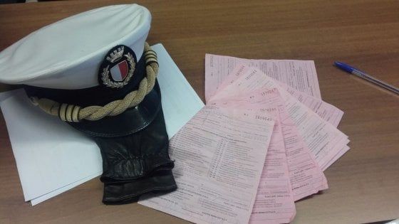 Bari, toglieva le multe dalle auto nella sua zona: denunciato un parcheggiatore abusivo