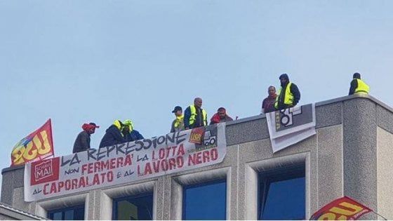 Piacenza, operai della Gls sul tetto: protesta anche a Pasqua