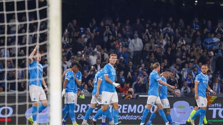 Il Napoli batte 4-0 la Cremonese e rinvia lo scudetto dell'Inter. Conte gela Lukaku