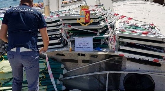 Ischia, lo stabilimento balneare occupava abusivamente la spiaggia: sequestrati lettini e ombrelloni