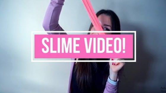 Sapone, colla e bibite: gli sponsor nascosti nei video degli youtuber più amati dai ragazzini 