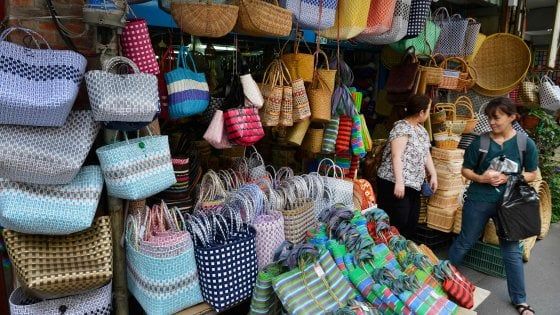 Basta negozi a effetto bazar: a Rimini un galateo per il decoro urbano