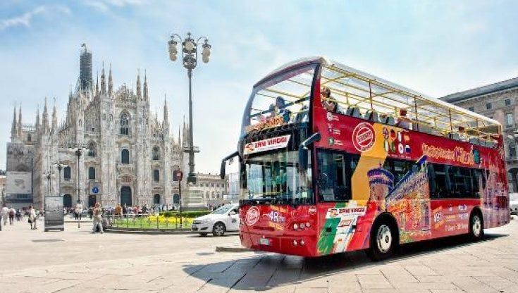 A Milano la mini ripresa: il turismo ora spera e il bus rosso Sightseeing si rimette in viaggio