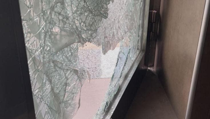 Trani, distruggono vetrina della pizzeria e portano via la cassa: bottino 20 euro, danni per mille