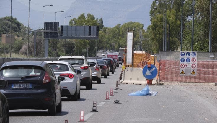 Fine settimana da incubo: quattro chilometri di coda sull’autostrada Palermo-Catania