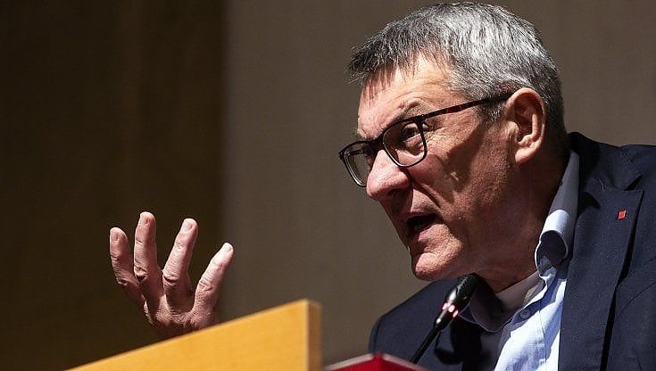 Maurizio Landini: “Il governo taglia sanità e scuola e ai ritardi sul Pnrr risponde con i bavagli”