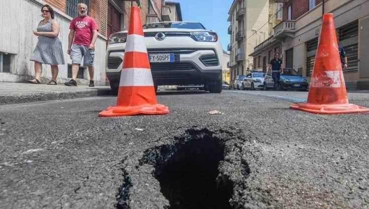 Torino: cade in una buca con la bici, il dipendente del Comune che cura la manutenzione condannato a risarcire