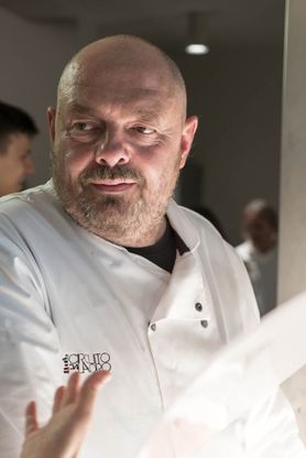Laboratorio di cucina sostenibile con due chef 