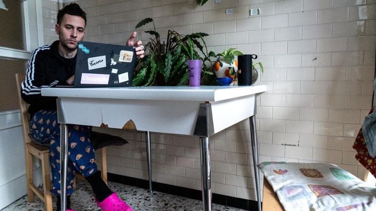 Sgambaro nella casa nomade coltiva l’arte come esperienza: “Un casting per accogliermi”