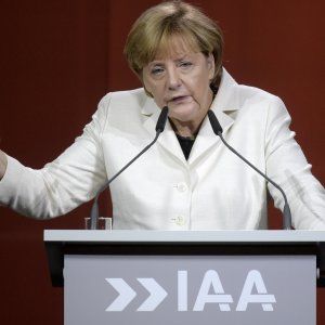 Merkel alle case auto: "Date una possibilità ai migranti"
