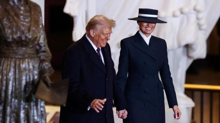 Melania Trump veste America first, ma piovono critiche: “Ha un’armatura”