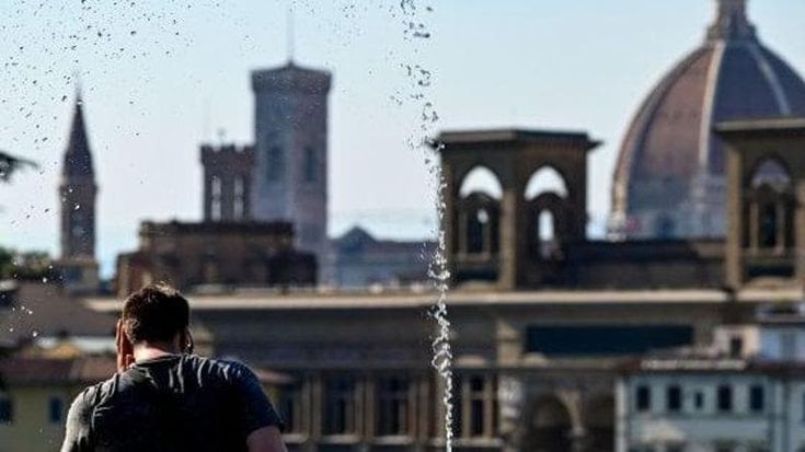 Firenze, l’allarme di Nardella: “Il caldo durerà una settimana, state a casa se potete”. Pronto soccorso in pre-allerta