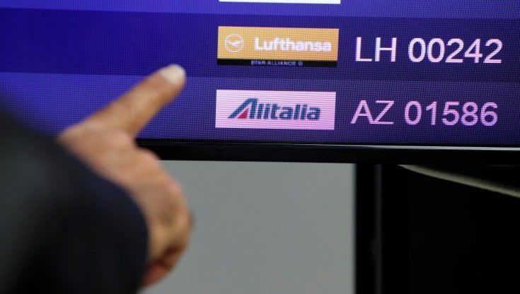 Alitalia, il comandante dell'ultimo volo da Cagliari a Roma: "Momento storico, grazie di tutto"