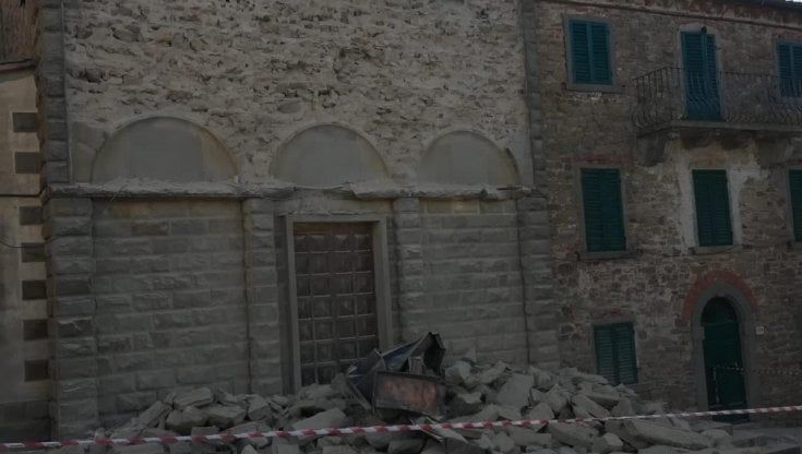 Di notte crolla la facciata della chiesa di Oliveto, nessun ferito. Il sindaco: "Siamo stati fortunati, tragedia sfiorata"