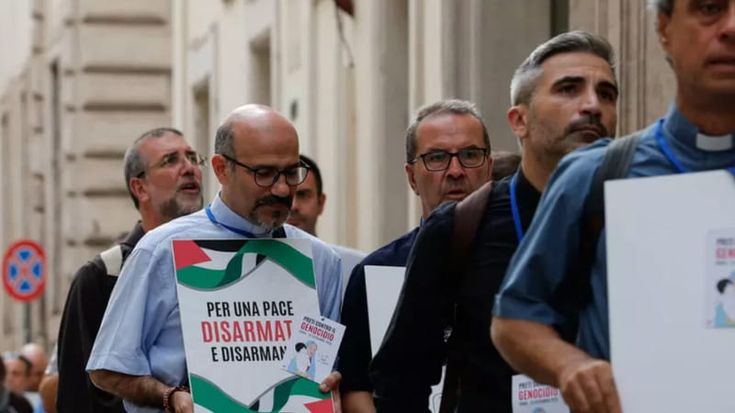 Cento sacerdoti in marcia per leggere i nomi di trecento bambini uccisi in Palestina e Libano