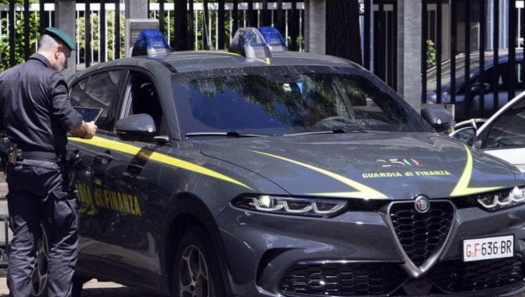Fondi per i migranti spesi in acquisti dai brand del lusso. A Benevento coinvolti due vice prefetti