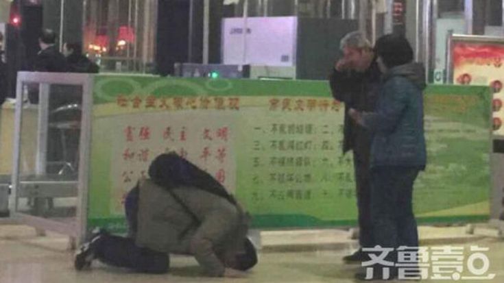 Cina, figlio prostrato davanti ai genitori: la foto fa discutere e diventa virale