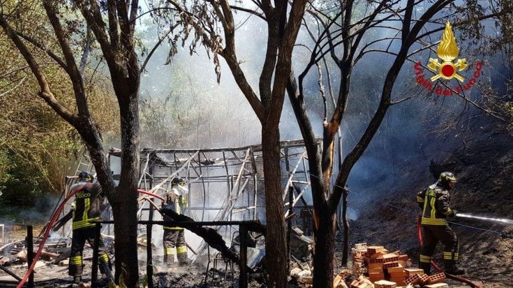 Bologna, incendio in zona Corticella: brucia una baracca