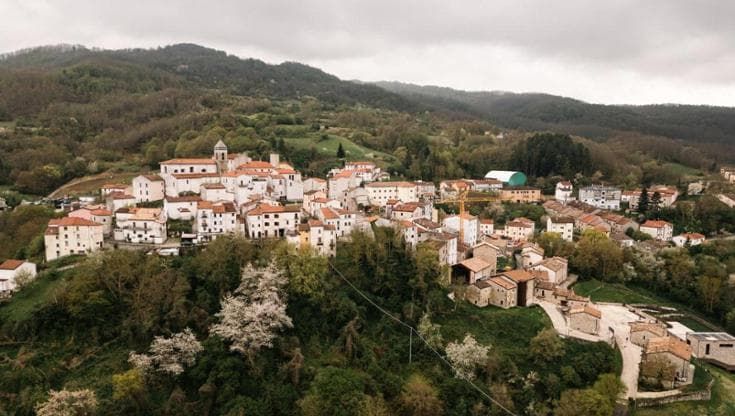 Nel borgo che resiste a spopolamento e crisi climatica