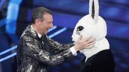 Sanremo 2020, Fiorello mantiene la promessa: sul palco come coniglio de 'Il cantante mascherato'
