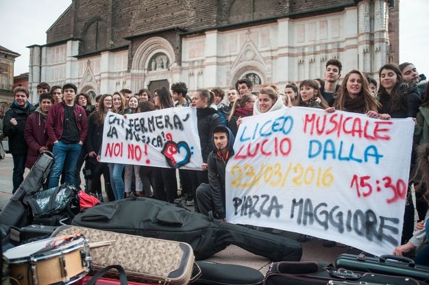 Bologna: sax in piazza per protesta: "Giù le mani dai nostri prof"