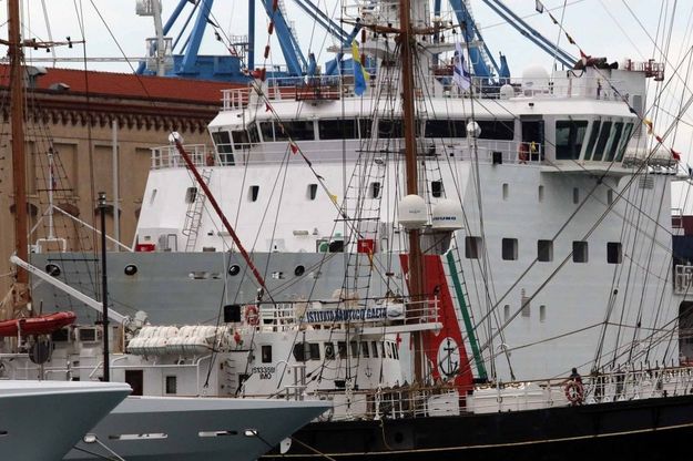 La 'Diciotti' in porto a Genova