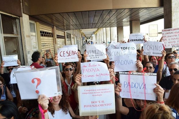 Bari, i docenti trasferiti protestano con figli e valigie